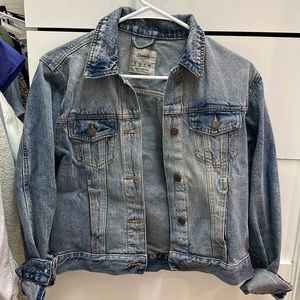 MEDIUM/LIGHT WASH JEAN JACKET